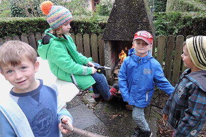 Bräteln im Garten des Horts